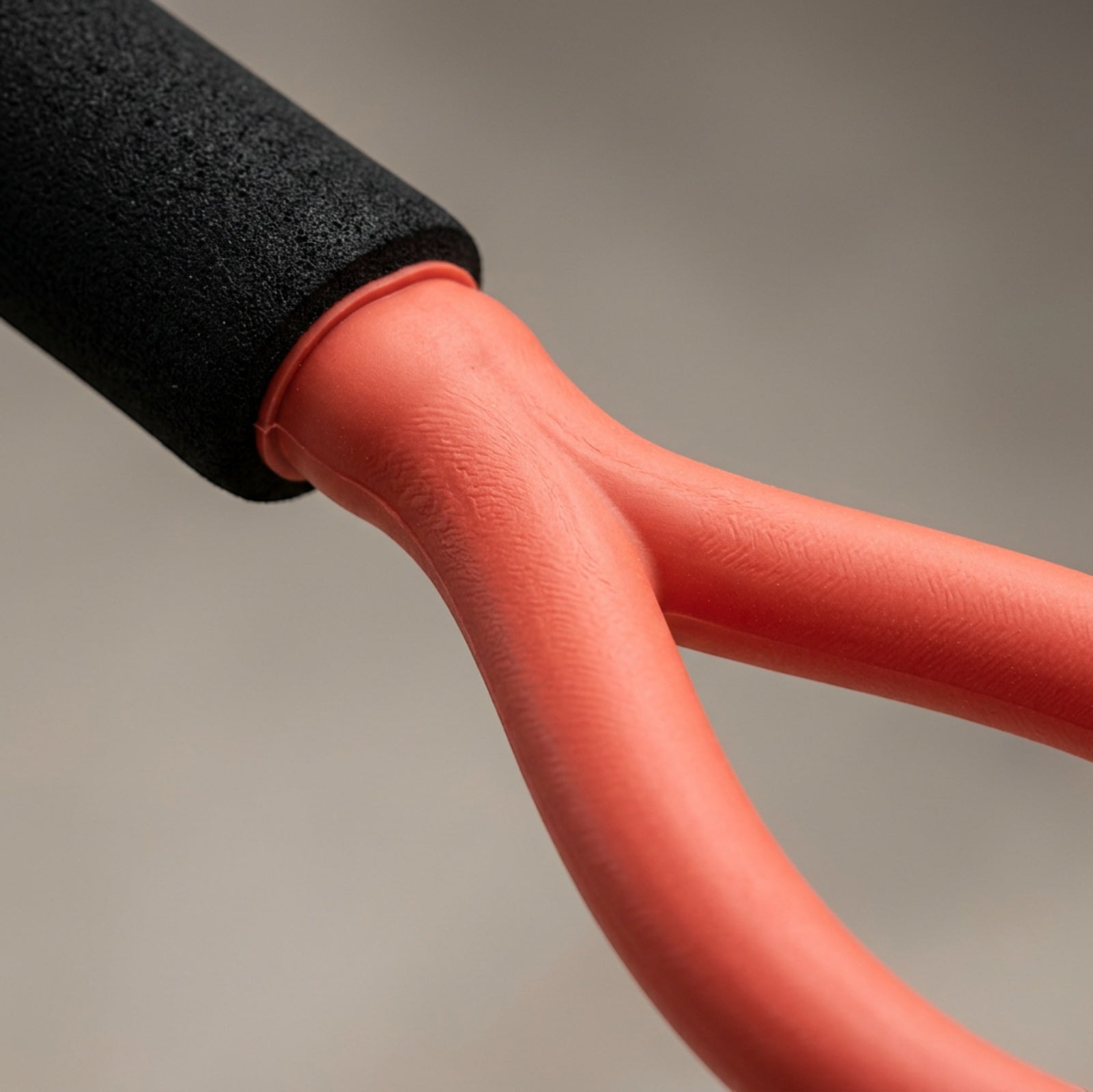 Novanes Twinarc Figure-8 Latex Resistance Band 16 in Coral Black - Detail view
